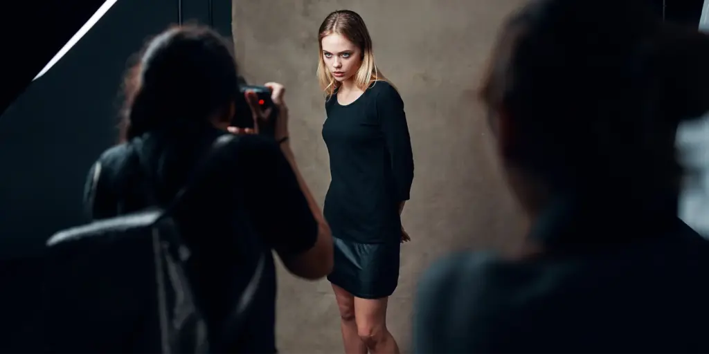 Fotoshooting Vorbereitung – Fotografin fotografiert junges Mädchen