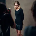 Fotoshooting Vorbereitung – Fotografin fotografiert junges Mädchen