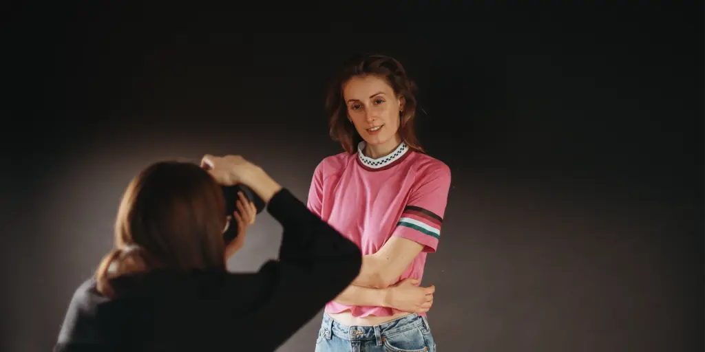 Fotografin fotografiert eine Frau mittleren Alters im Studio oder Freien