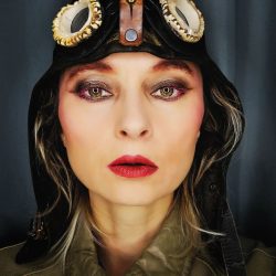 Porträt von Eva Puella, Fotografin und Inhaberin der Seite, sympathisch und professionell
